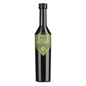 Gölles Birnenbrand Hirschbirne in schlanker dunkler Flasche mit grünem Etikett und goldenem Hirsch.