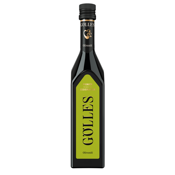 Gölles Olivenöl in hoher Flasche mit schwarzem Verschluss und langem grünem Etikett.