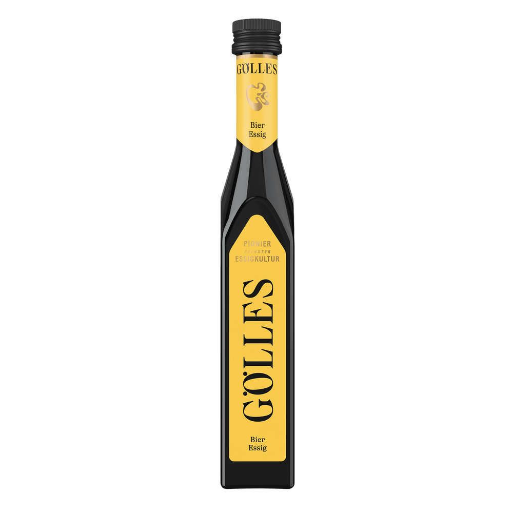 Gölles Bier Essig in hoher dunkler Flasche mit gelben Etiketten vor weißem Hintergrund.