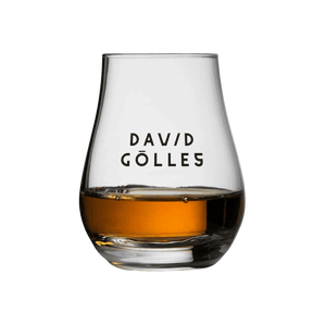 DAVID GÖLLES Verkostungsglas für Ruotkers Whiskey und Ron Johan Rum, teils mit bernsteinfarbenem Inhalt.