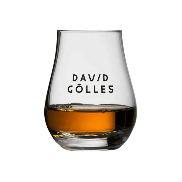 DAVID GÖLLES Verkostungsglas für Ruotkers Whiskey und Ron Johan Rum, teils mit bernsteinfarbenem Inhalt.