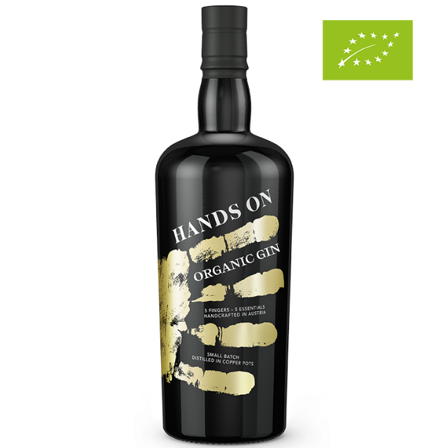 DAVID GÖLLES HANDS ON Organic Gin in schwarzer Flasche mit goldenem Handabdruck und Bio-Logo.