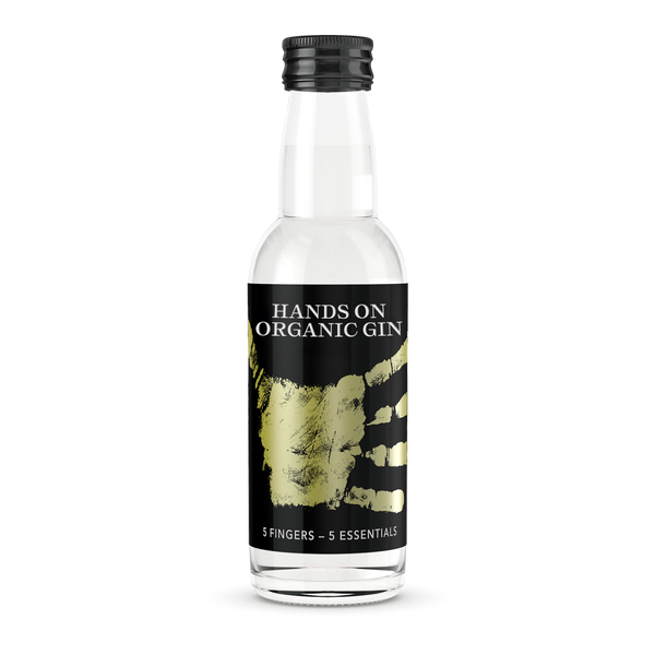 DAVID GÖLLES HANDS ON Organic Gin in kleiner Flasche mit schwarzem Etikett und goldenem Handabdruck.