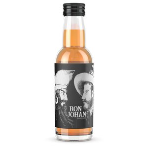 DAVID GÖLLES Ron Johan Dark Rum in kleiner Flasche mit schwarzem Etikett und zwei bärtigen Männern.