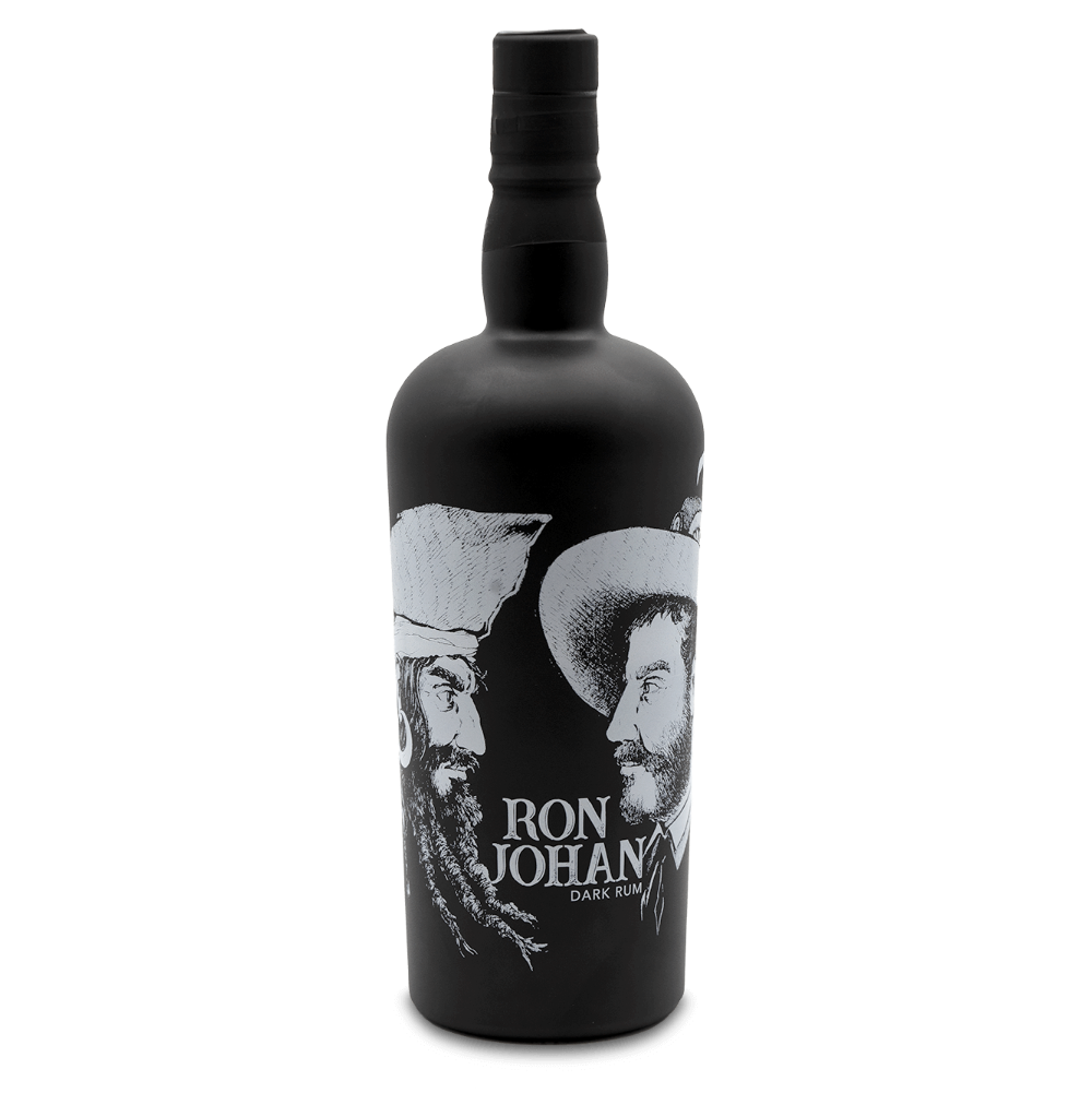 DAVID GÖLLES Ron Johan Dark Rum in schwarzer Flasche mit weißer Strichzeichnung zweier Männer.