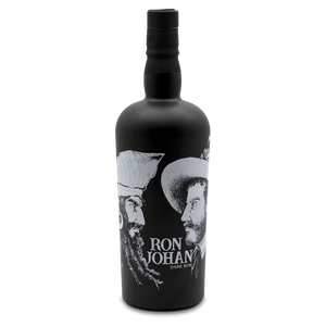 DAVID GÖLLES Ron Johan Dark Rum in schwarzer Flasche mit weißer Strichzeichnung zweier Männer.