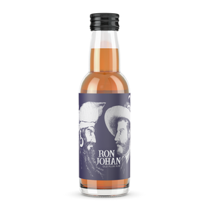 DAVID GÖLLES Ron Johan Rum Old Plum in kleiner Flasche mit violettem Etikett und zwei Männern mit Hüten.