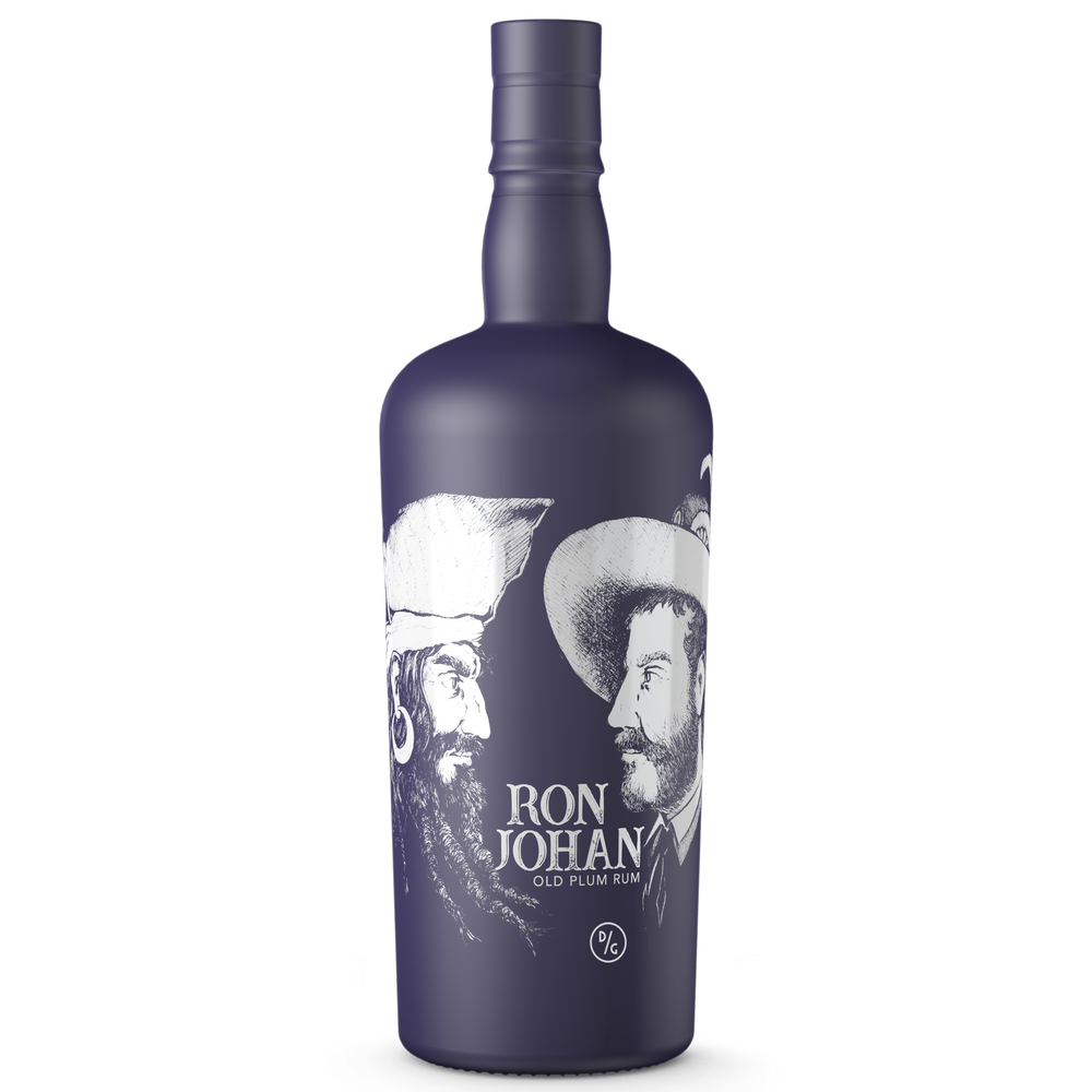 DAVID GÖLLES Ron Johan Rum Old Plum in dunkler Flasche, Etikett mit zwei Männern und Text zur Fassreifung.