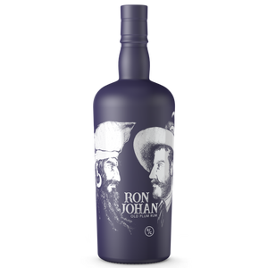 DAVID GÖLLES Ron Johan Rum Old Plum in dunkler Flasche, Etikett mit zwei Männern und Text zur Fassreifung.