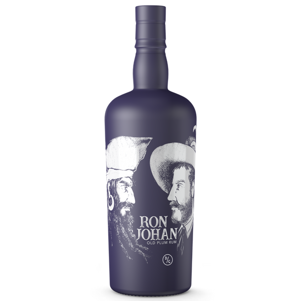DAVID GÖLLES Ron Johan Rum Old Plum in dunkler Flasche, Etikett mit zwei Männern und Text zur Fassreifung.