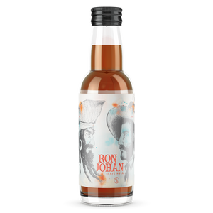 DAVID GÖLLES BIO Ron Johan Serie Null in kleiner Glasflasche, Etikett mit zwei skizzierten Porträts.