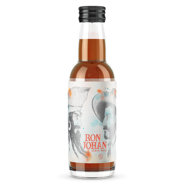 DAVID GÖLLES BIO Ron Johan Serie Null in kleiner Glasflasche, Etikett mit zwei skizzierten Porträts.