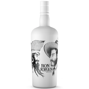 DAVID GÖLLES Ron Johan Rum White in weißer Flasche mit Tuschezeichnung zweier Männer mit Hüten.
