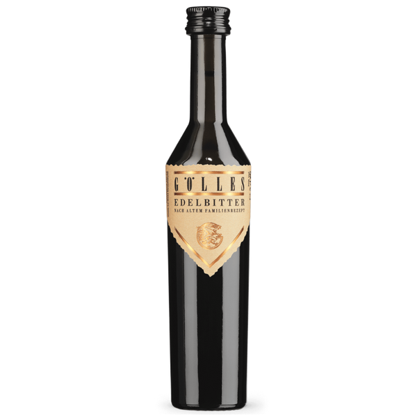 Gölles Edelbitter in dunkler Flasche mit goldenem Etikett, Wappen und der Aufschrift nach altem Familienrezept.