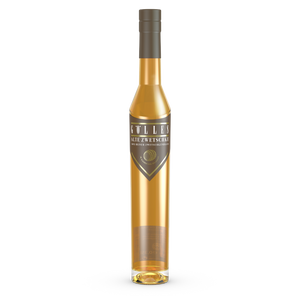 Gölles Zwetschkenbrand Alte Zwetschke in schlanker Glasflasche mit Schildetikett und goldener Schrift.