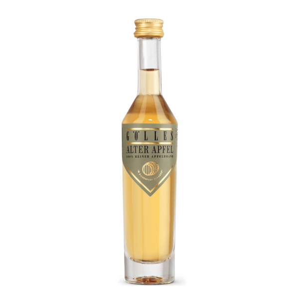 Gölles Apfelbrand Alter Apfel in Klarglasflasche mit goldenem Schraubverschluss und goldenem Etikett.