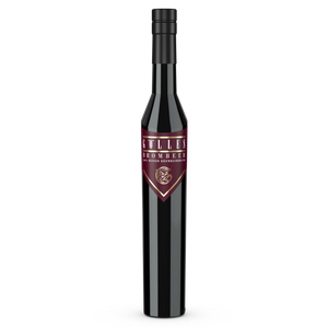 Gölles Brombeerbrand in hoher dunkler Flasche mit weinrotem Etikett und schwarzem Schraubverschluss.