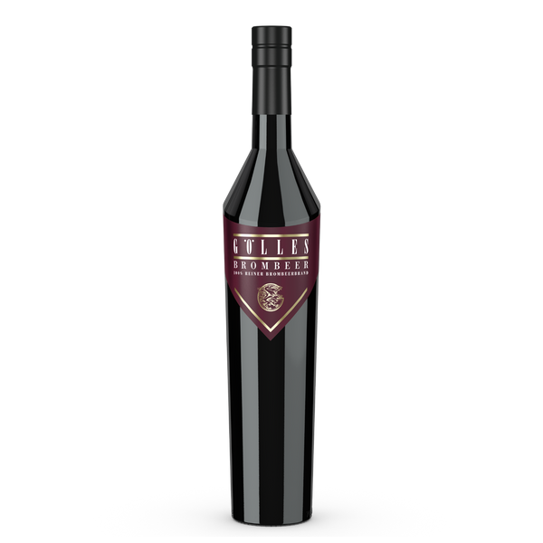 Gölles Brombeerbrand in schwarzer Glasflasche mit dunkelrotem Etikett.