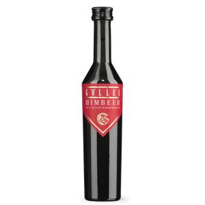 Gölles Himbeerbrand: hohe schwarze Glasflasche mit rotem, spitz zulaufendem Etikett.