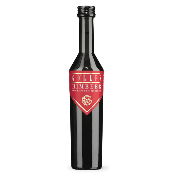 Gölles Himbeerbrand: hohe schwarze Glasflasche mit rotem, spitz zulaufendem Etikett.