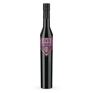 Gölles Hollerbrand in hoher dunkler Flasche mit violettem Schildetikett und schwarzem Verschluss.
