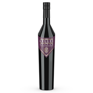 Gölles Hollerbrand in hoher dunkler Flasche mit violettem Etikett und der Aufschrift doppelt gebrannt.