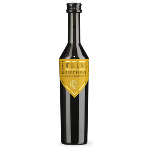Gölles Kriecherlbrand in dunkler Flasche mit gelbem Dreiecksetikett, schwarzer Schrift und goldenem Emblem.
