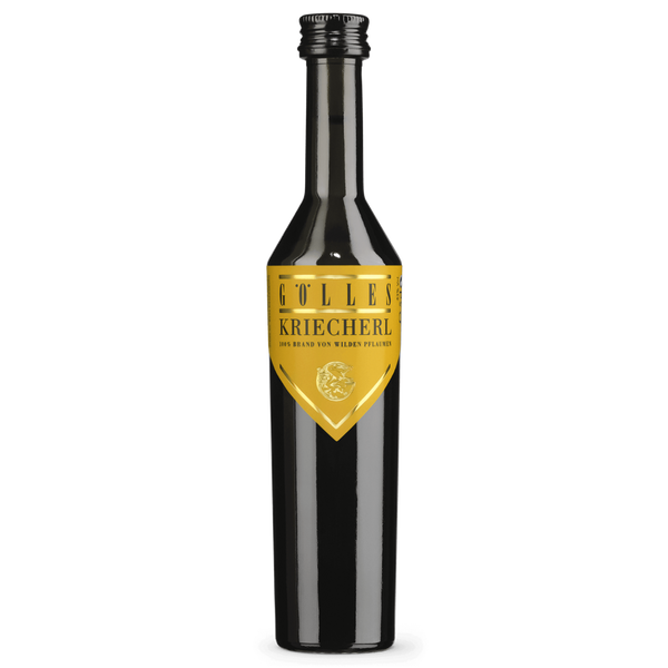 Gölles Kriecherlbrand in dunkler Flasche mit gelbem Dreiecksetikett, schwarzer Schrift und goldenem Emblem.