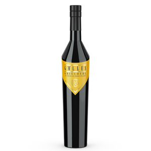 Gölles Kriecherlbrand in hoher schwarzer Flasche mit goldfarbenem Etikett und schwarzem Verschluss.