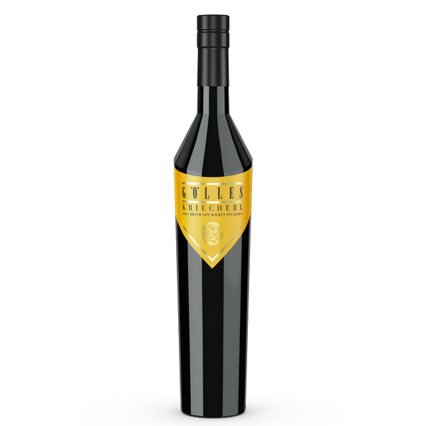 Gölles Kriecherlbrand in hoher schwarzer Flasche mit goldfarbenem Etikett und schwarzem Verschluss.