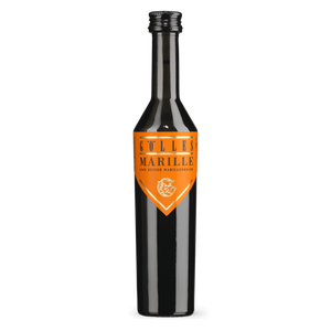 Gölles Marillenbrand in dunkler Flasche mit orangefarbenem Etikett und der Aufschrift 100% reiner Marillenbrand.
