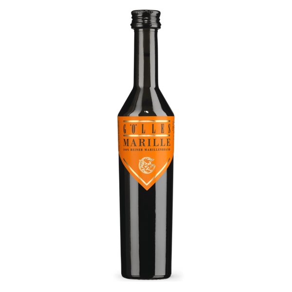 Gölles Marillenbrand in dunkler Flasche mit orangefarbenem Etikett und der Aufschrift 100% reiner Marillenbrand.