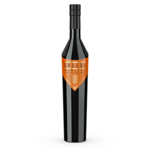 Gölles Marillenbrand in schwarzer Flasche mit orangefarbenem Etikett und Markenschriftzug.