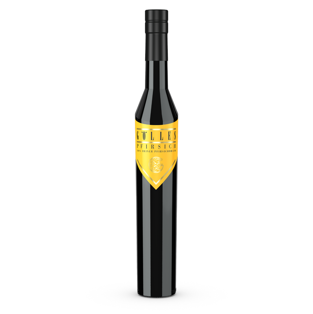 Gölles Pfirsichbrand in schlanker schwarzer Flasche mit gelbem Schildetikett und rundem Emblem.