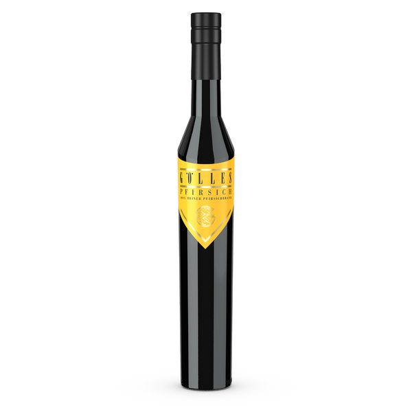 Gölles Pfirsichbrand in schlanker schwarzer Flasche mit gelbem Schildetikett und rundem Emblem.