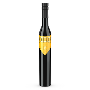 Gölles Quittenbrand in schwarzer Flasche mit langem Hals und goldfarbenem Etikett.