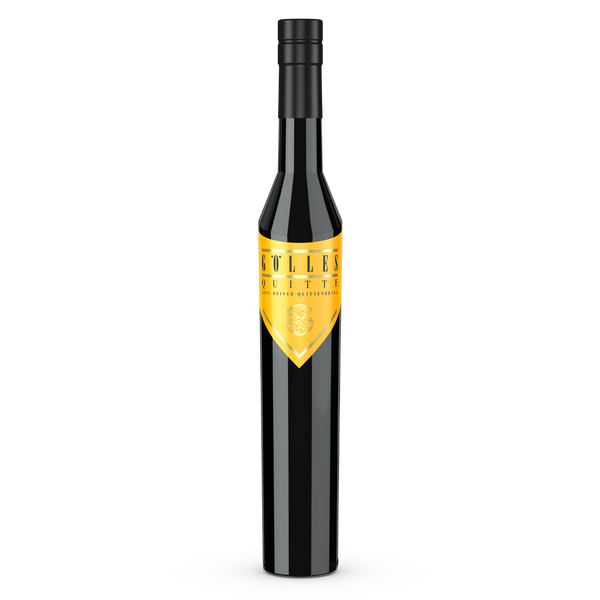 Gölles Quittenbrand in schwarzer Flasche mit langem Hals und goldfarbenem Etikett.
