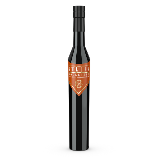 Gölles Vogelbeerbrand in hoher schwarzer Flasche mit orangefarbenem Schildetikett und Emblem.
