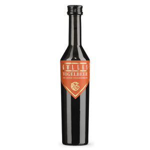 Gölles Vogelbeerbrand in dunkler Flasche mit orangefarbenem Etikett, goldener Schrift und Emblem.