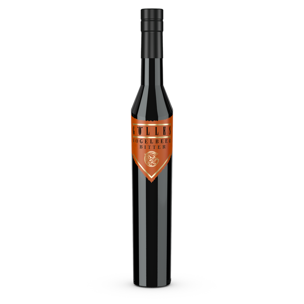 Gölles Vogelbeer Bitter in schlanker schwarzer Flasche mit spitz zulaufendem orangefarbenem Etikett.