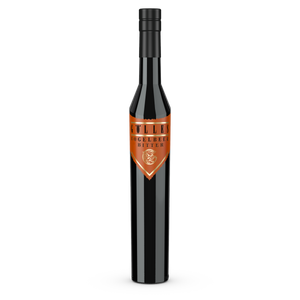 Gölles Vogelbeer Bitter in schlanker schwarzer Flasche mit spitz zulaufendem orangefarbenem Etikett.