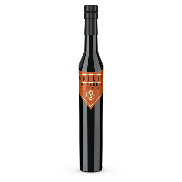 Gölles Vogelbeer Bitter in schlanker schwarzer Flasche mit spitz zulaufendem orangefarbenem Etikett.