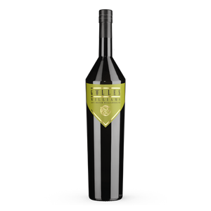 Gölles Birnenbrand Williams in hoher schwarzer Flasche mit spitz zulaufendem Etikett und Wappen.
