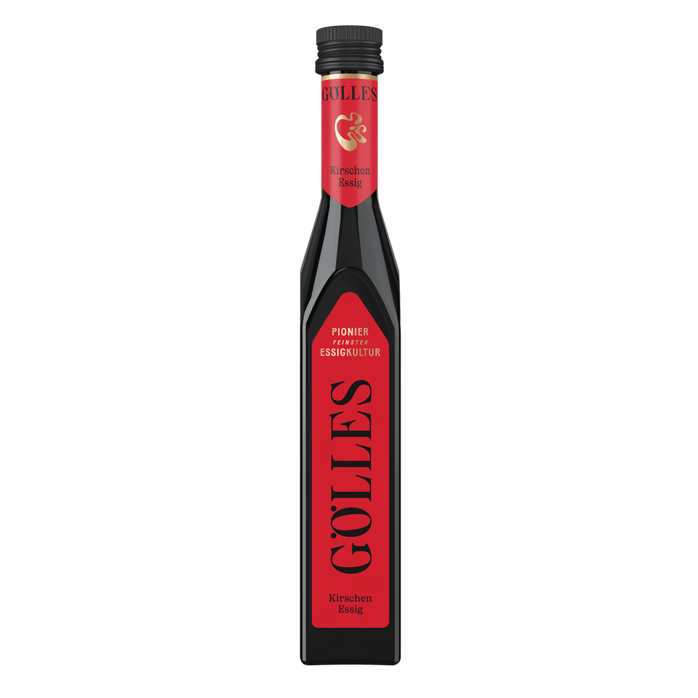 Gölles Kirschen Essig in hoher eckiger Flasche mit rotem Etikett und schwarzem Verschluss.