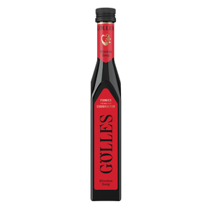 Gölles Kirschen Essig in hoher eckiger Flasche mit rotem Etikett und schwarzem Verschluss.