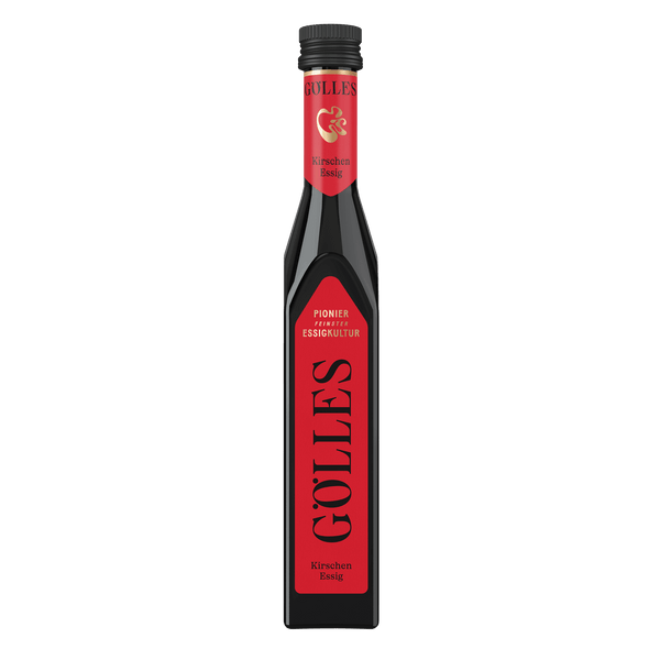 Gölles Kirschen Essig in hoher eckiger Flasche mit rotem Etikett und schwarzem Verschluss.