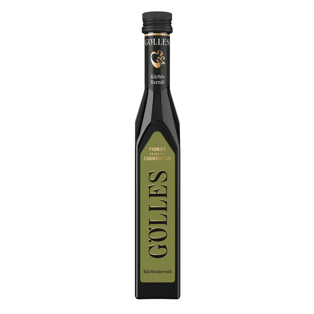 Gölles Kürbiskernöl in schlanker hoher Flasche mit schwarzem Verschluss und senkrechtem Etikett.