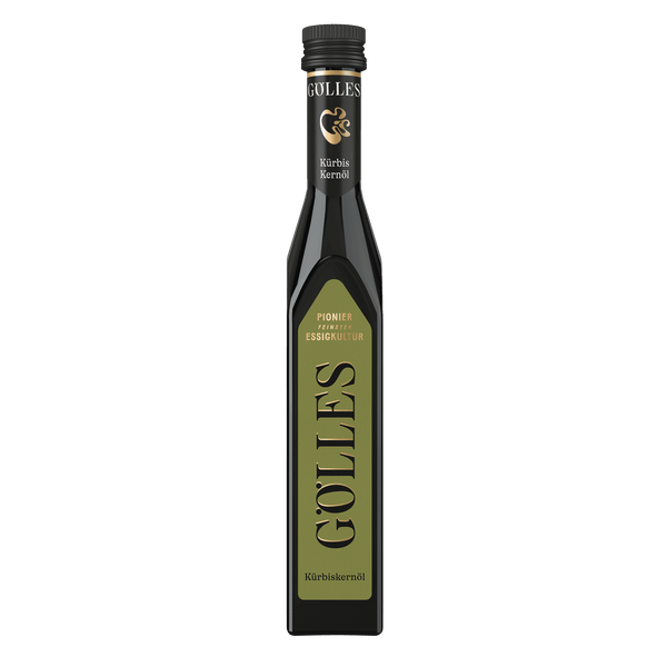 Gölles Kürbiskernöl in schlanker hoher Flasche mit schwarzem Verschluss und senkrechtem Etikett.