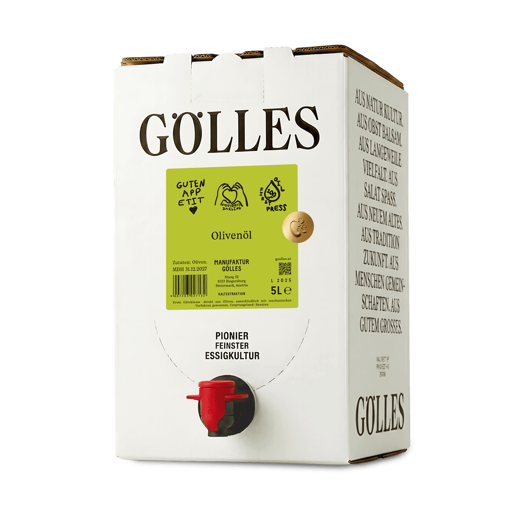 Gölles Olivenöl aus Andalusien in hoher Flasche mit grünem Etikett und schwarzem Verschluss.