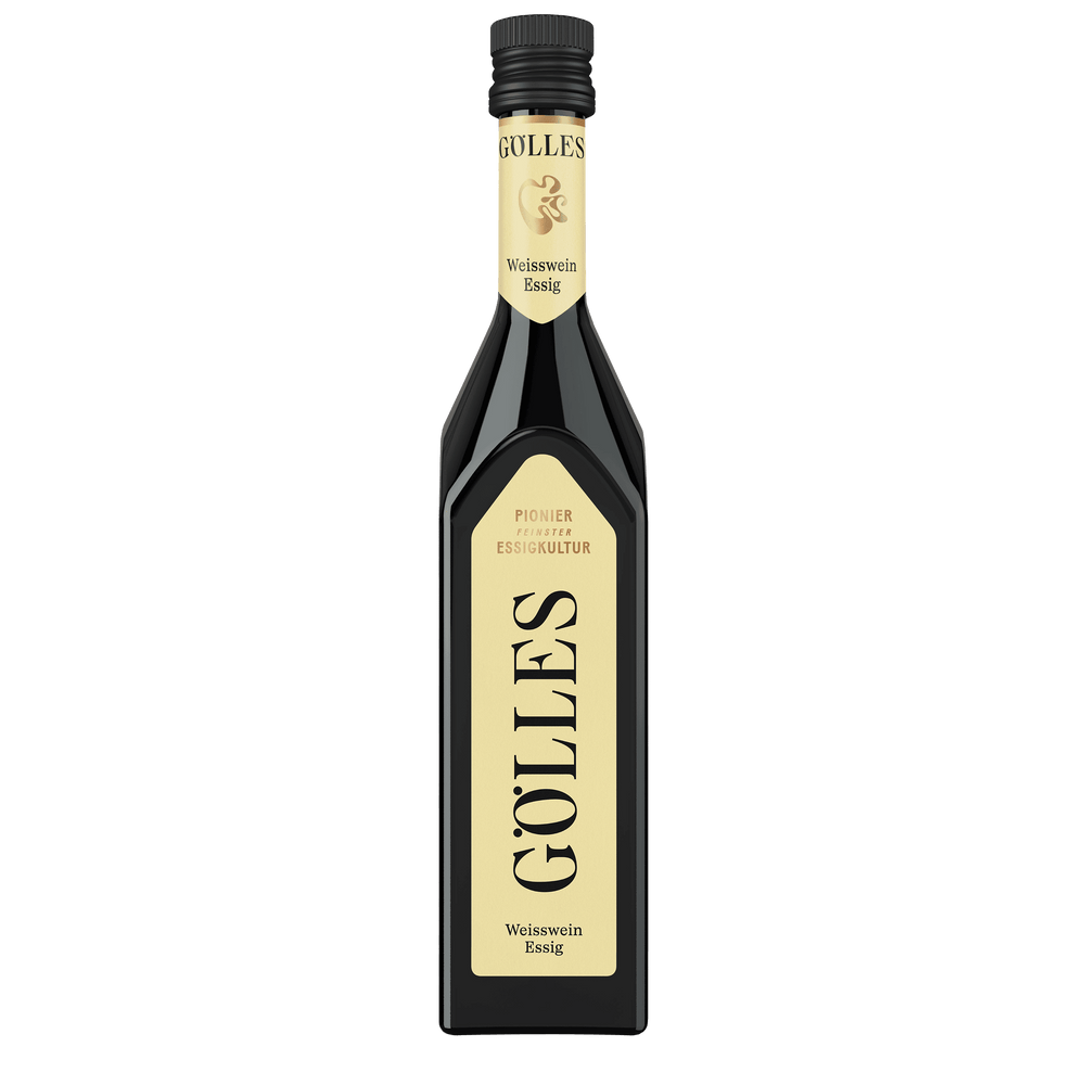 Gölles Weißwein Essig in hoher eckiger Flasche mit beigen Etiketten und schwarzem Verschluss.